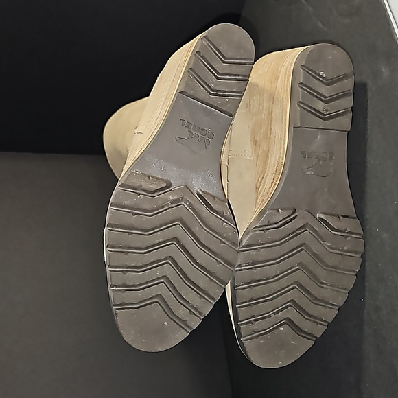 Sorel Suede Wedge Boots w/side zippers Size 7 VGUC Camel & Tan Rubber Tread - Picture 9 of 11